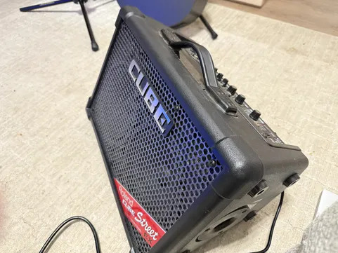 Продам отличный комбоусилитель Roland CUBE Street EX