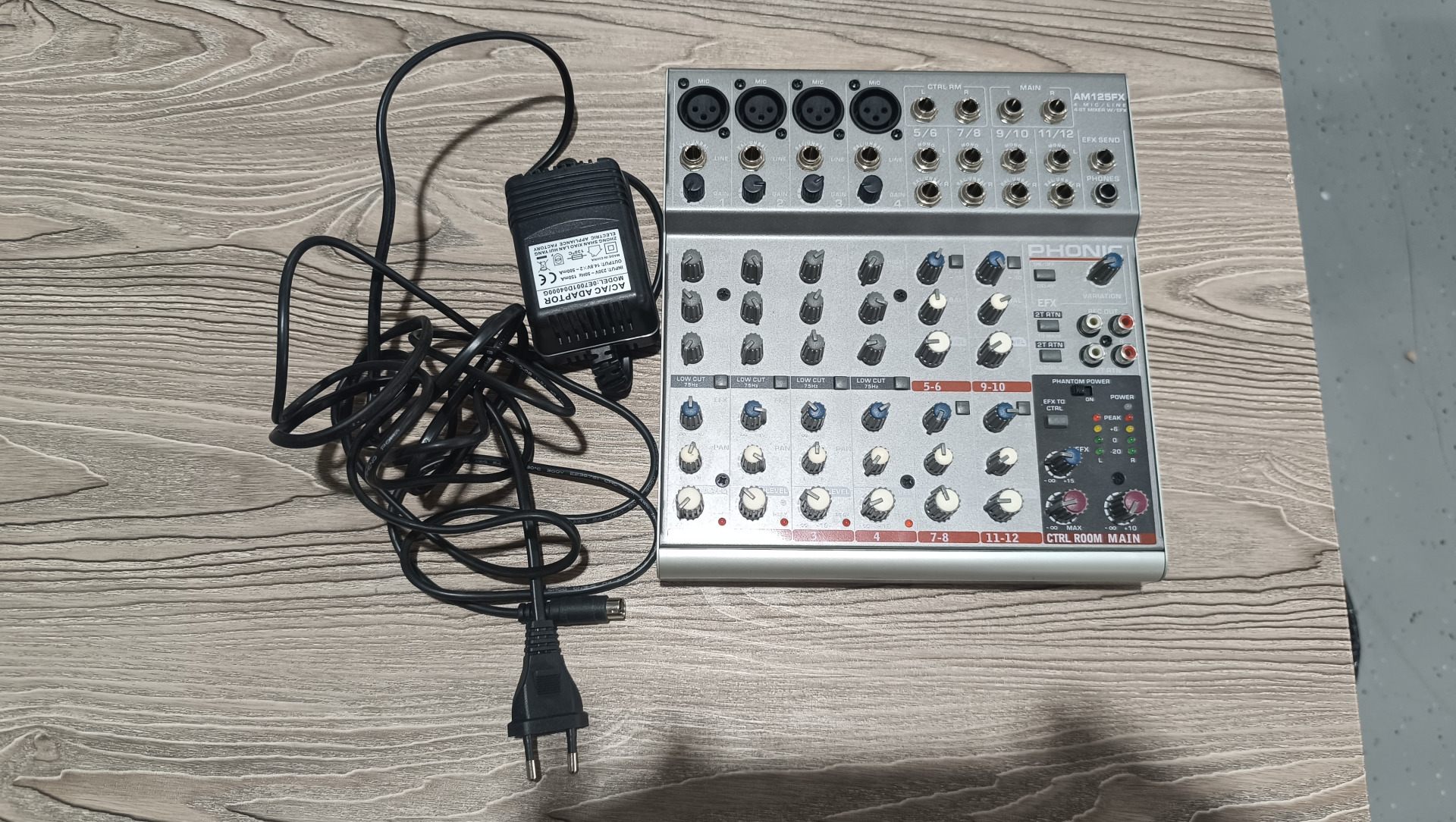 Микшер PHONIC AM 125 Fx. б/у  Стойки для акустики.Б\у в отличном состоянии. Торг возможен