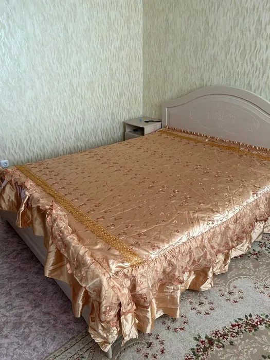 Продам атласное покрывало для кровати!!!